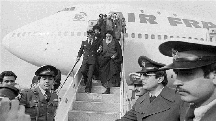 Le défunt Ayatollah Khomeiny regagne la patrie après plus de 14 ans d'exil pour diriger une révolution qui a donné naissance à la République islamique d'Iran il y a 40 ans. 